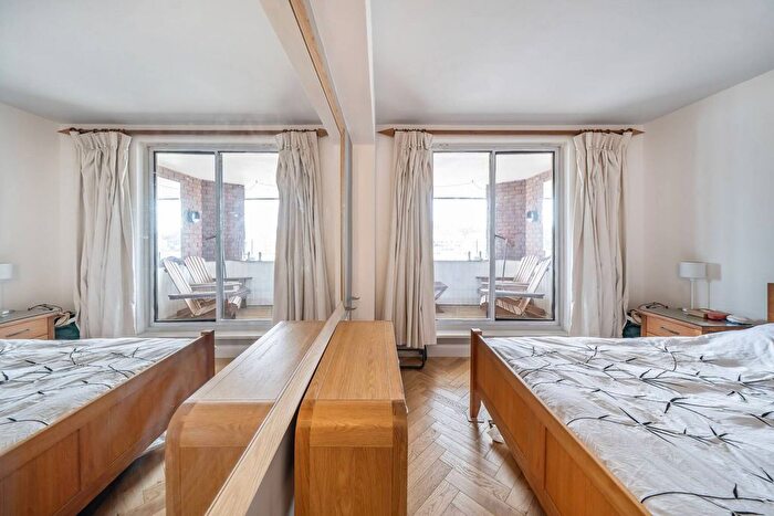 1 Bedroom Flat For Sale In Riverside Court, Nine Elms Lane, Nine Elms, London, SW8