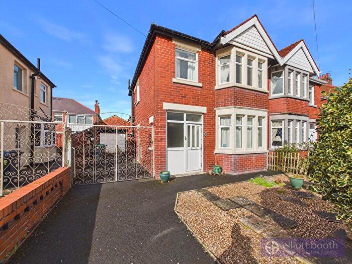 Barn Conversion For Sale In Ravenwood Avenue, FY4