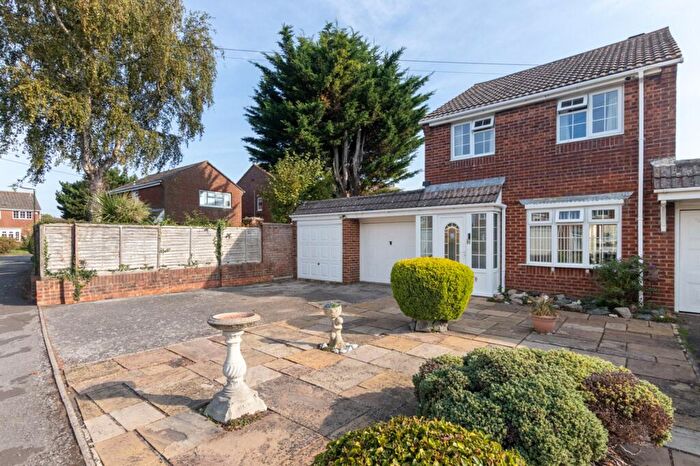 3 Bedroom Link Detached House For Sale In Sandringham Road, Chichester, PO19