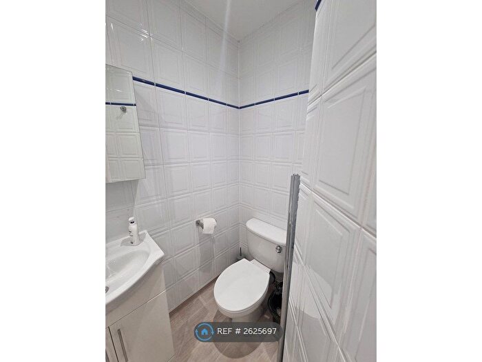 2 Bedroom Flat To Rent In Cambridge Gardens, London, W10