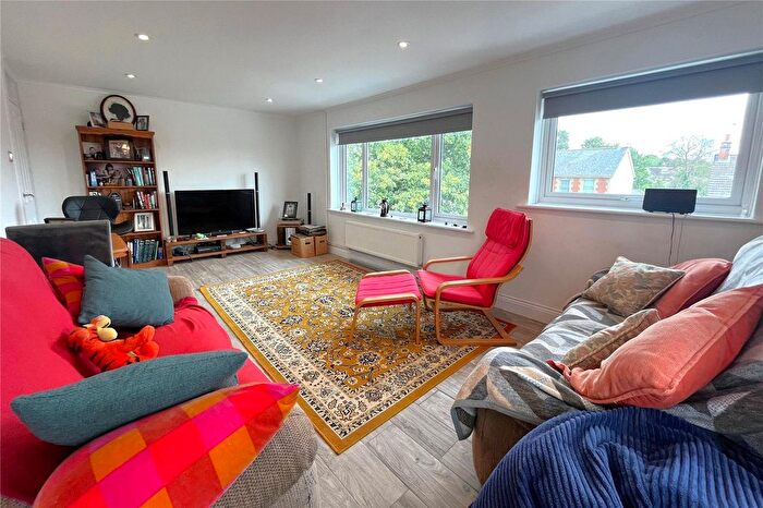 2 Bedroom Flat For Sale In Farnborough Road, Farnham, Surrey, GU9