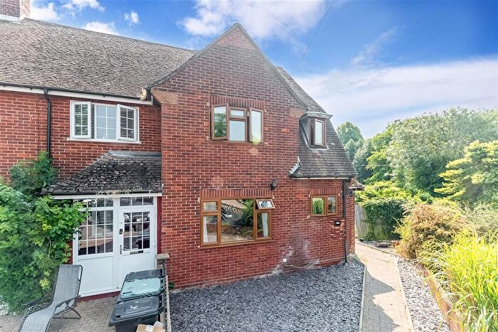 4 Bedroom End Of Terrace House For Sale In Lawrence Drive, Cobham, Kent, DA12