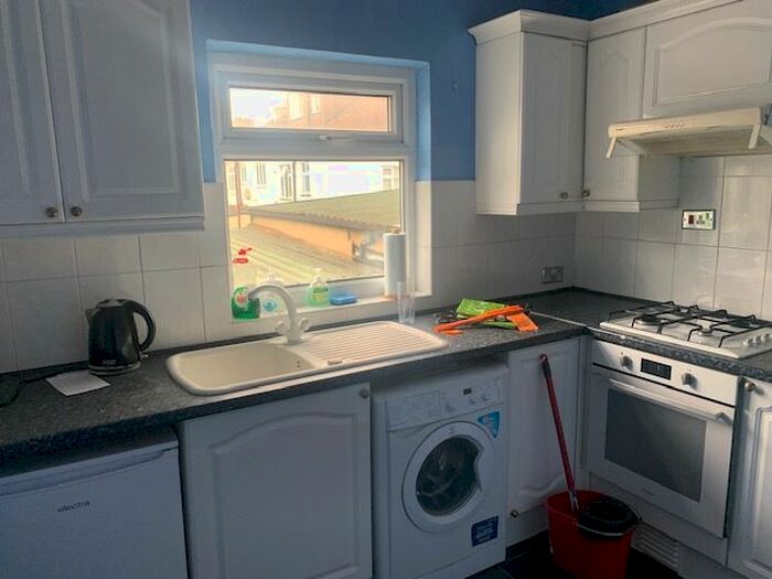 2 Bedroom Flat To Rent In St. Marys Lane, Upminster, RM14