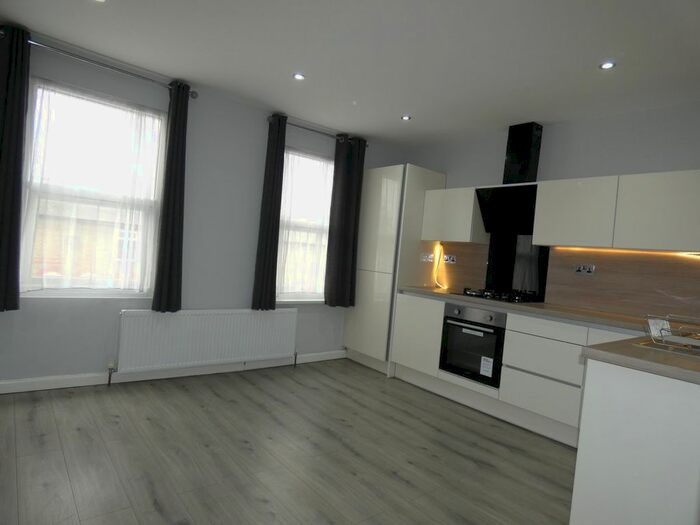2 Bedroom Flat To Rent In Angel Lane, Hayes, UB3