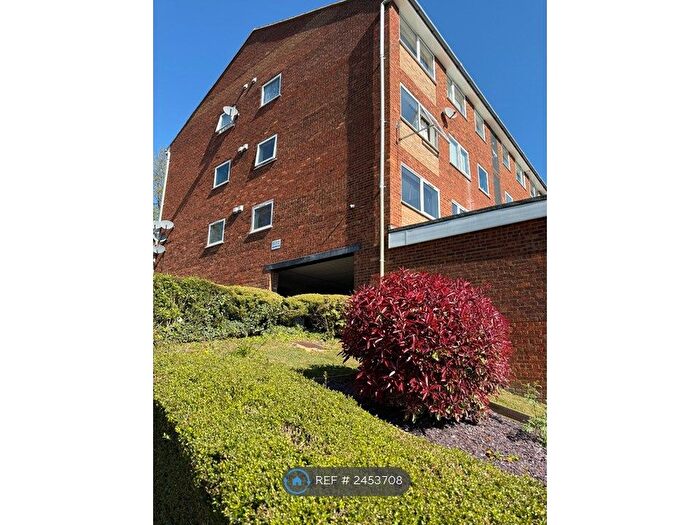 2 Bedroom Flat To Rent In Windsor Drive, High Wycombe, HP13