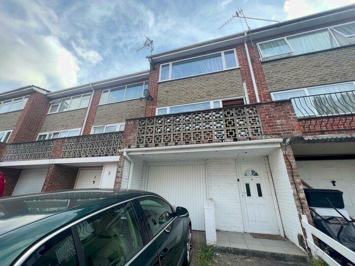 3 Bedroom Town House To Rent In Brook Valley, Southampton, SO16