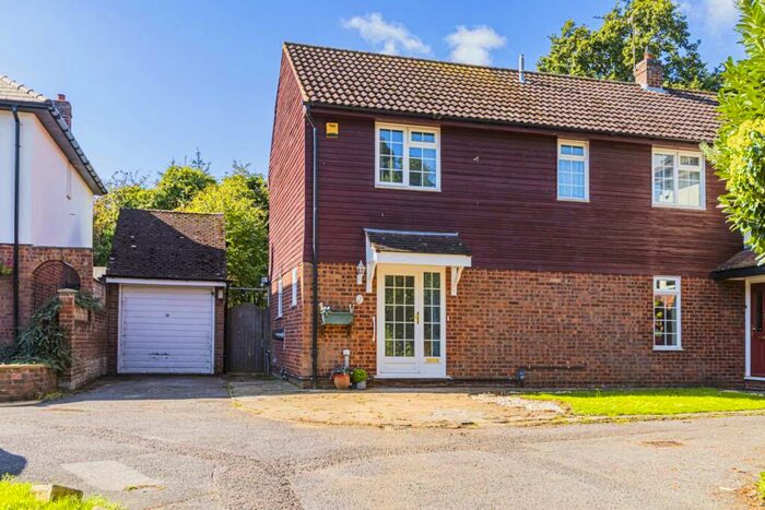 4 Bedroom Semi-Detached House To Rent In Pembridge Chase, Bovingdon, HP3