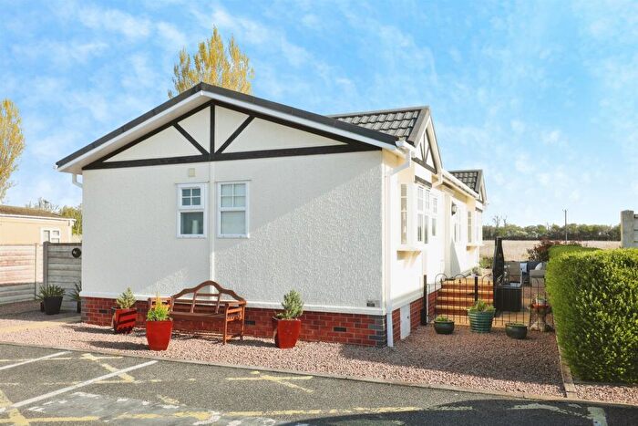 2 Bedroom Park Home For Sale In Redlands Park, Lighthorne, Warwick, CV35