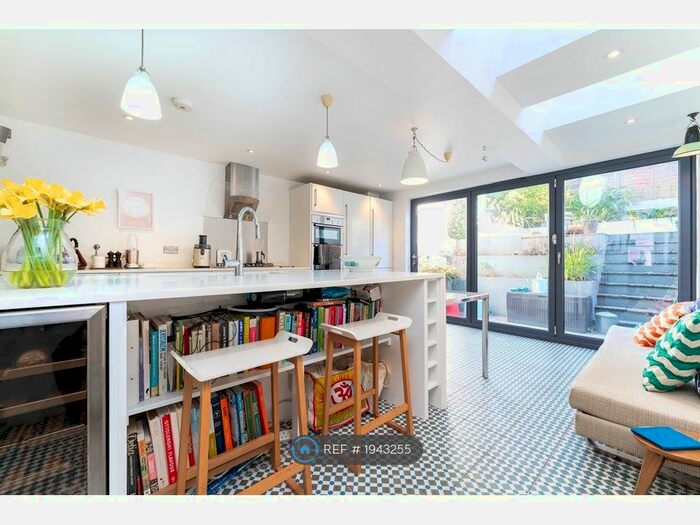 3 Bedroom Terraced House To Rent In Warleigh Road, Brighton, BN1