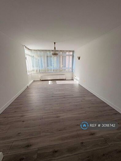 3 Bedroom Flat To Rent In Westchester Court, London, NW4