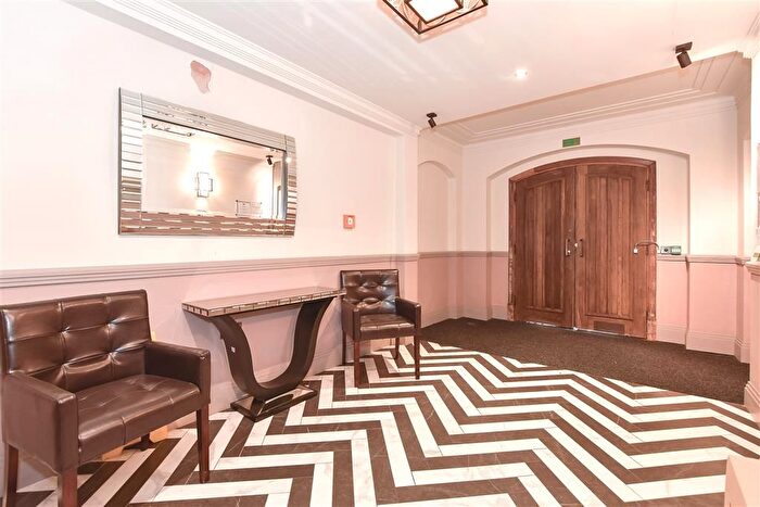 1 Bedroom Flat For Sale In Lesbourne Road, Reigate, Surrey, RH2