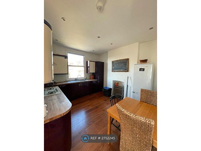 3 Bedroom Flat To Rent In Brixton Road, London, SW9