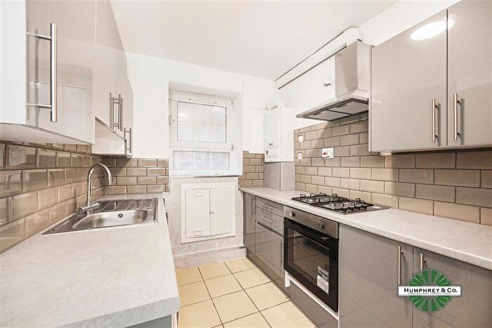 3 Bedroom Flat To Rent In Pinchin Street, Whitechapel, E1