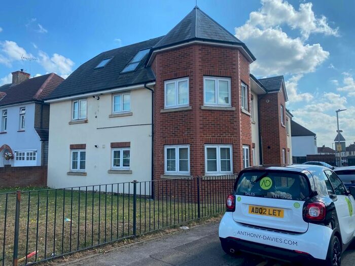 1 Bedroom Flat To Rent In Rye Court, Cranborne Road, Hoddesdon, EN11