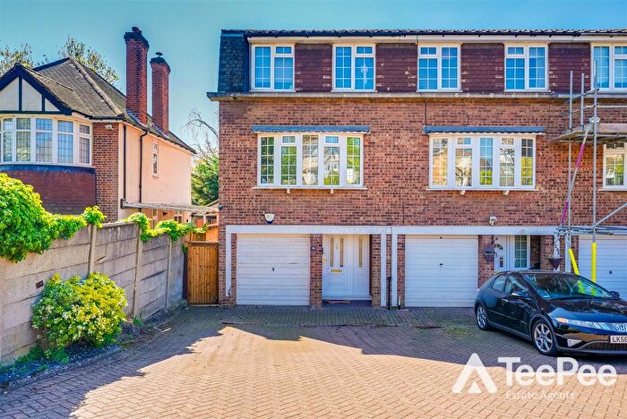 3 Bedroom Town House For Sale In Slades Hill, Enfield, EN2