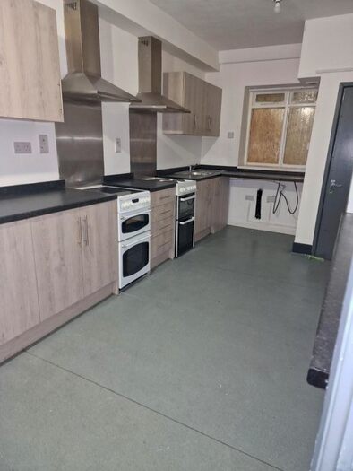 4 Bedroom Flat To Rent In Spring Gardens, Bradford, BD1