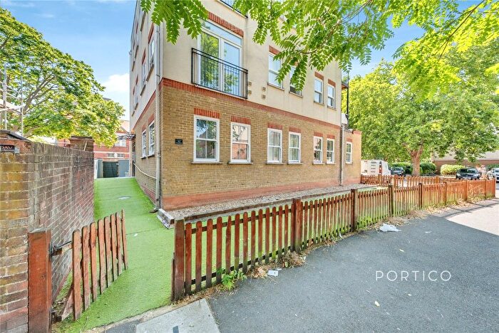 3 Bedroom Flat To Rent In Lynton House, Albert Walk, London, E16