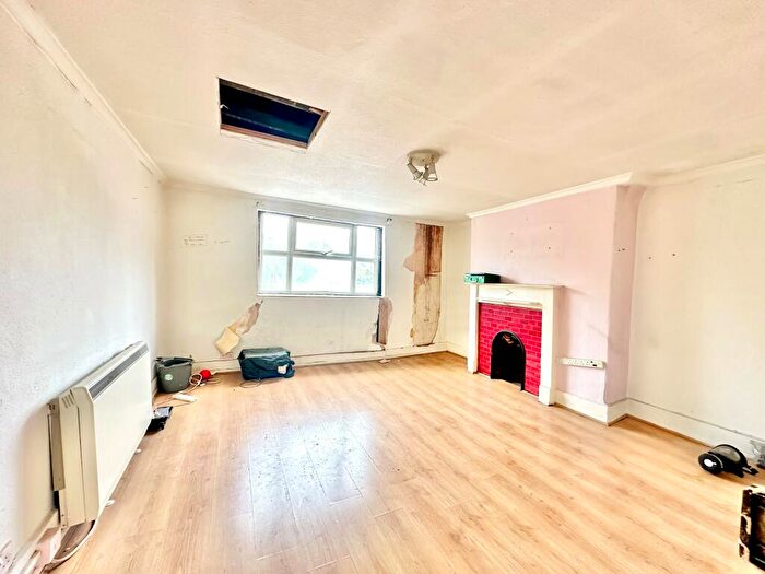 1 Bedroom Flat To Rent In Cambridge Heath Road, E2