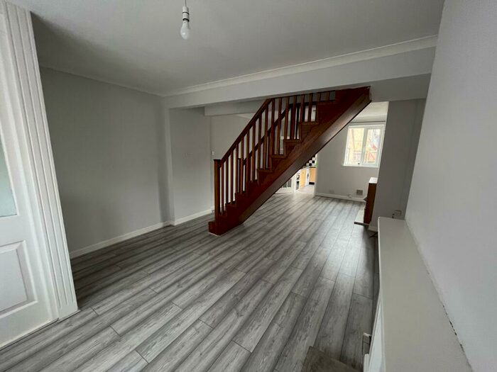2 Bedroom House To Rent In Elmina Road, Swindon, SN1