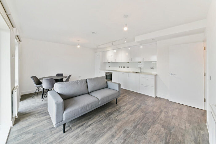 3 Bedroom Apartment To Rent In Pontoon Dock London, E16
