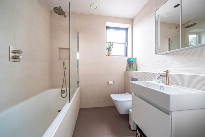 3 Bedroom Flat To Rent In Raeburn Avenue, Berrylands, Surbiton, KT5