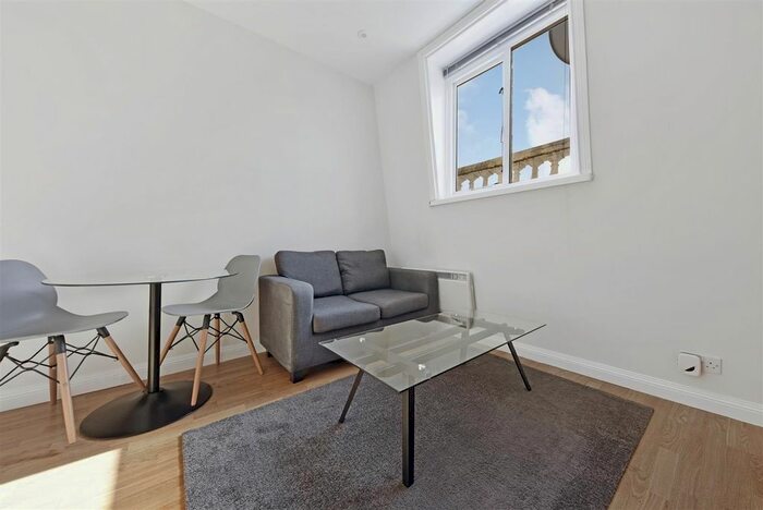 1 Bedroom Flat To Rent In Castletown Road, West Kensington, W14
