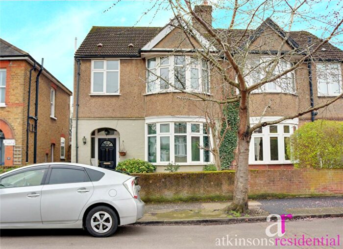 3 Bedroom Semi Detached House For Sale In Myrtle Grove, Enfield, Middlesex, EN2