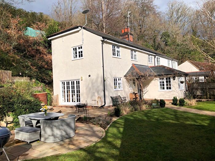 4 Bedroom Cottage For Sale In Bourne Grove, Farnham, GU10