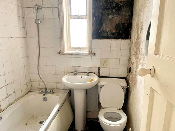 3 Bedroom Terraced House For Sale In Manchester Road, Swindon, SN1