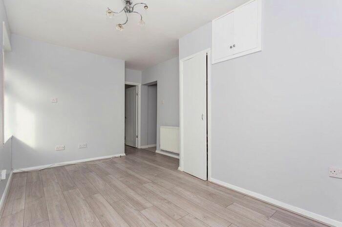 1 Bedroom Flat To Rent In Winton Way, London, SW16