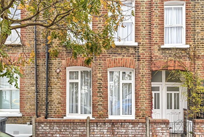 2 Bedroom Maisonette For Sale In Goldsboro Road, London, SW8