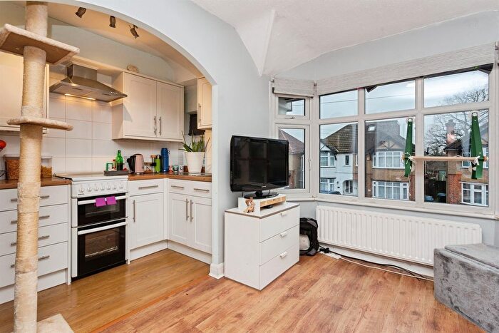 1 Bedroom Maisonette For Sale In Maytree Crescent, Watford, WD24