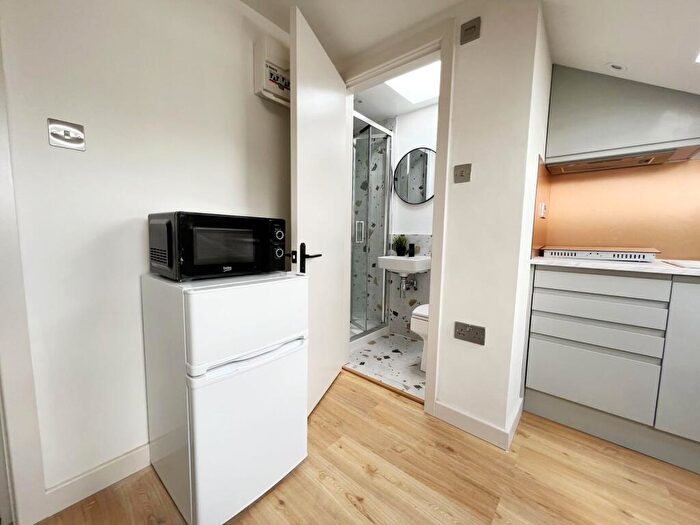1 Bedroom Flat To Rent In Clarence Villas, Hawks Road, KT1