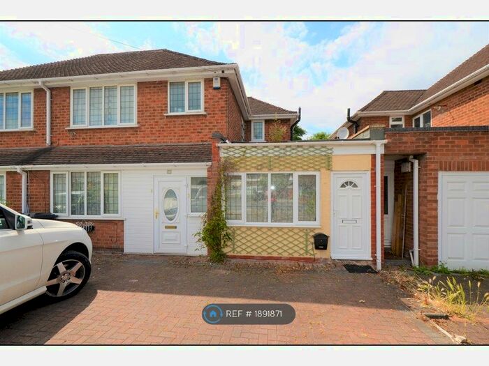 3 Bedroom Maisonette To Rent In Whitehouse Common Road, Sutton Coldfield, B75