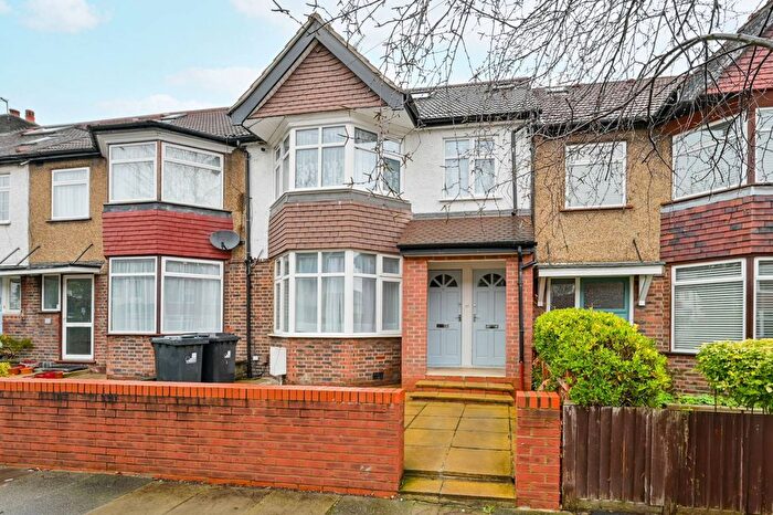 1 Bedroom Flat To Rent In Court Way, Acton, London, W3