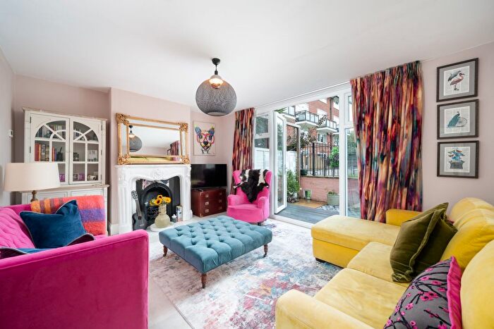 2 Bedroom Maisonette For Sale In Barnes Street, London, E14