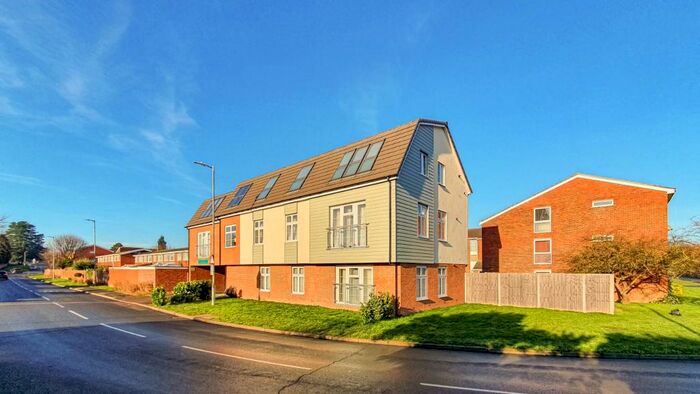 2 Bedroom Flat To Rent In Willow Tree Lodge, Wormley, EN10