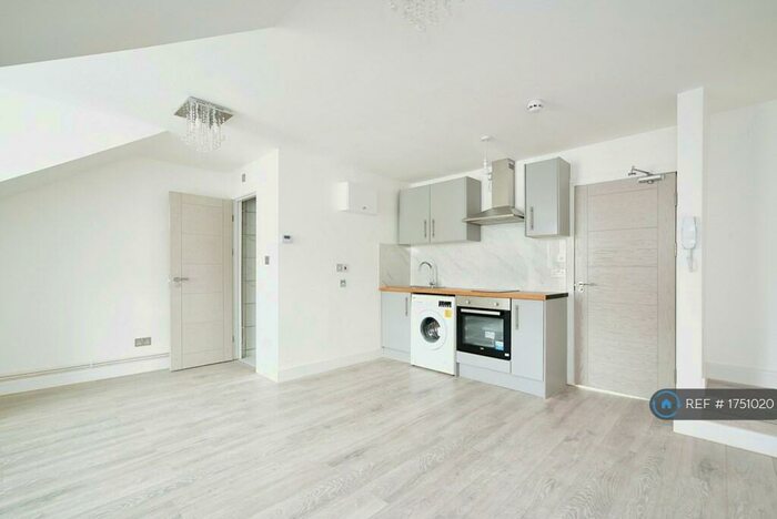 Studio To Rent In Milton Road, Swindon, SN1