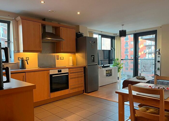 2 Bedroom Flat To Rent In City Walk, Leeds, West Yorkshire, LS11