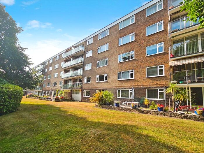 3 Bedroom Apartment For Sale In West Cliff Road, Bournemouth, BH4