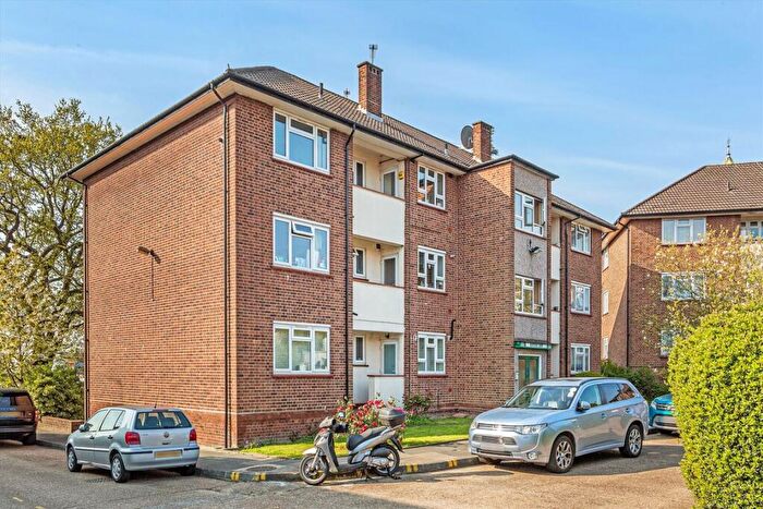 2 Bedroom Flat For Sale In Green Lanes, London, N13