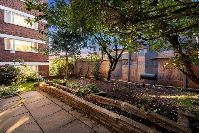 1 Bedroom Flat To Rent In Charlton Lodge, Temple Fortune Lane, NW11