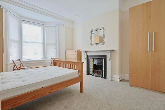 3 Bedroom Flat To Rent In Helmsley Road, Newcastle Upon Tyne, NE2