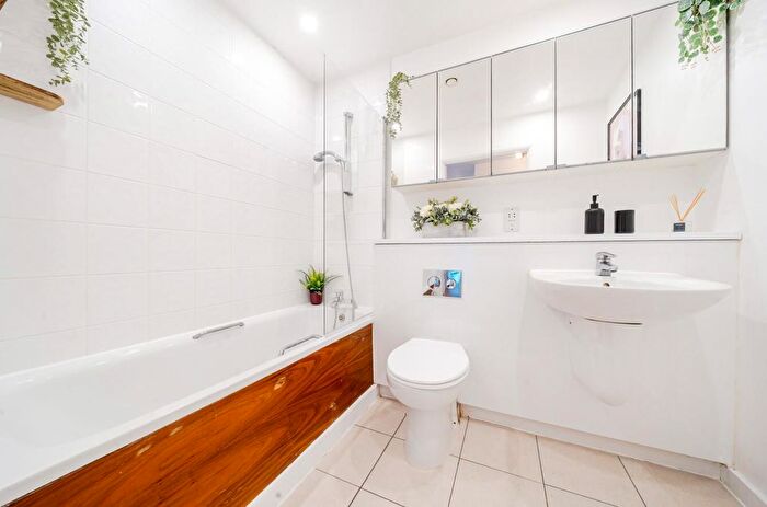 2 Bedroom Flat For Sale In Chapter Way, Colliers Wood, SW19