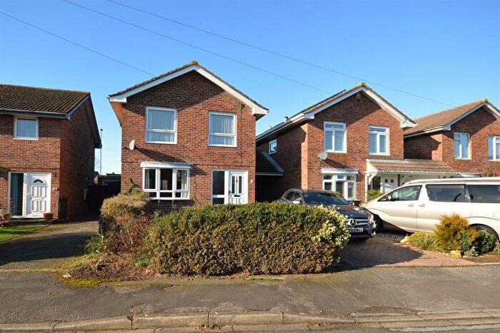 3 Bedroom Semi-Detached House To Rent In Blenheim Gardens, Chichester, PO19