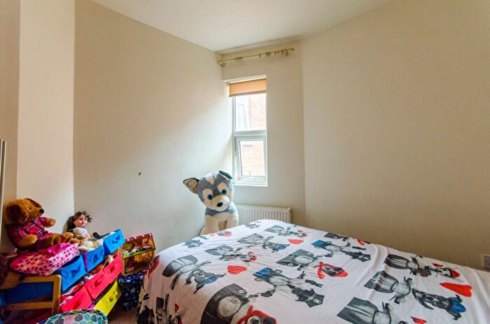 2 Bedroom Flat To Rent In Ballards Lane, North Finchley, London, N12