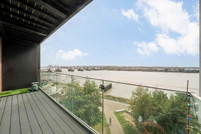 2 Bedroom Flat For Sale In Starboard Way, Silvertown, E16
