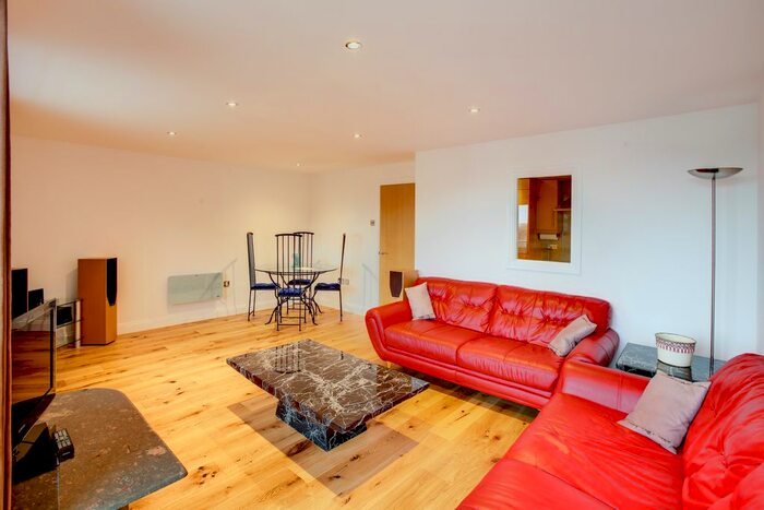 2 Bedroom Flat To Rent In Holland Gardens, Brentford, TW8