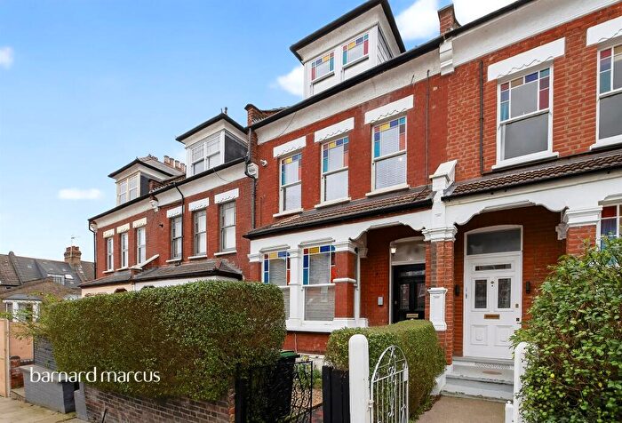2 Bedroom Flat For Sale In Glebe Road, London, N8