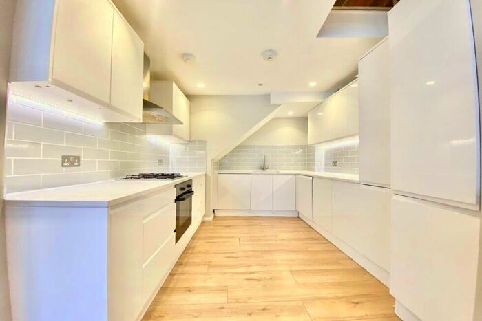 3 Bedroom Flat To Rent In Dove Road, Canonbury, N1